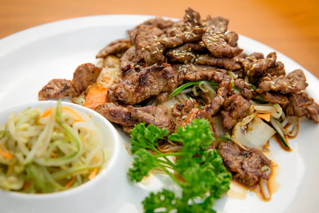 Gebratenes Rindfleisch mit Sesam aus dem Wok im BOK Restaurant Wien