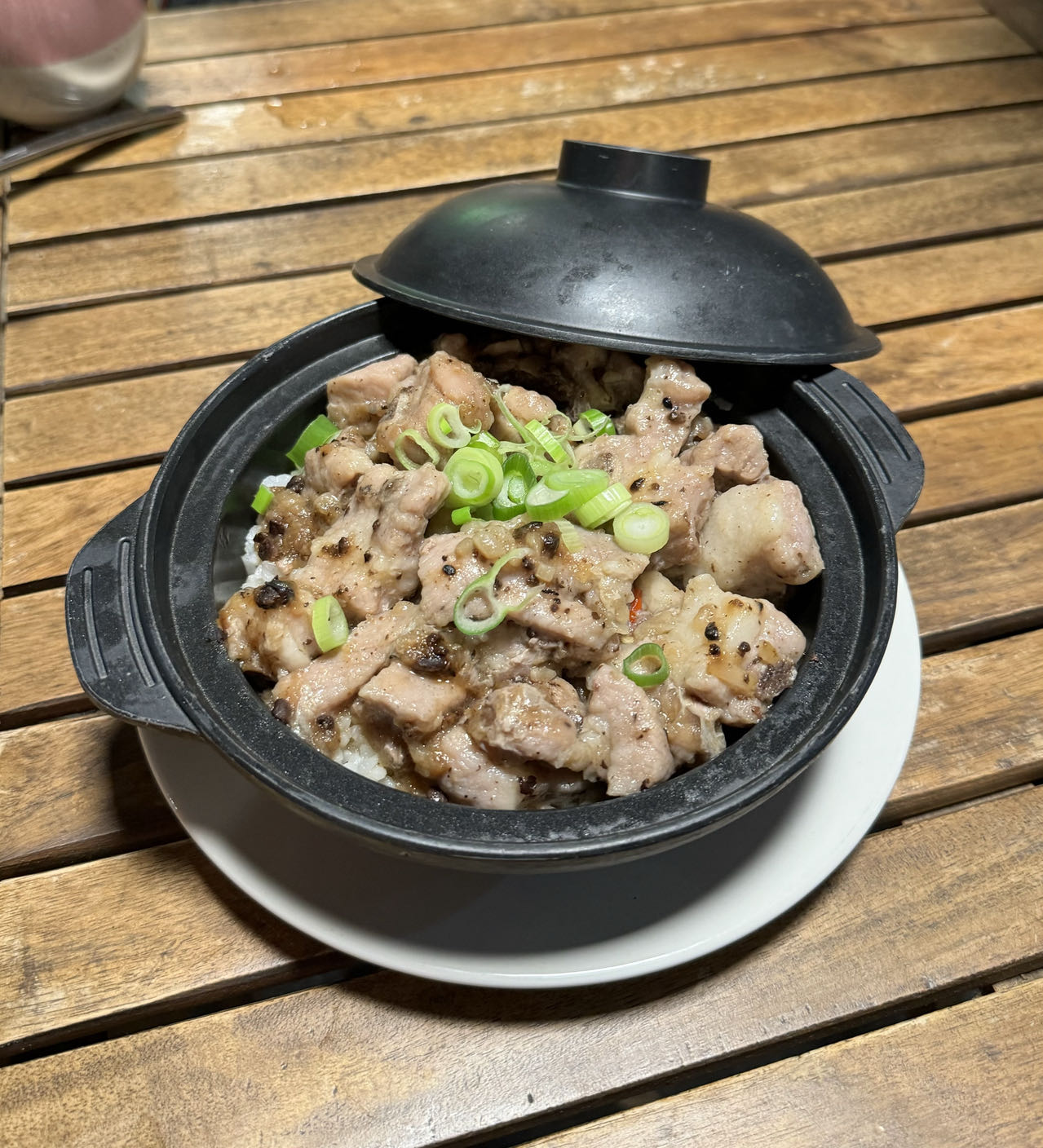 煲仔饭 (Bāo zǎi fàn)