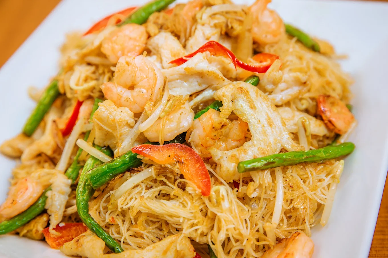 Singapur Nudeln – gebratene Reisnudeln mit Hühnerfleisch und Shrimps, Gericht Nr. 67 im BOK Restaurant Wien